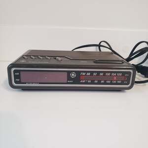 GE Digital Alarm Clock Radio AM/FM Model 7-4612A Faux Woodgrain Vintage